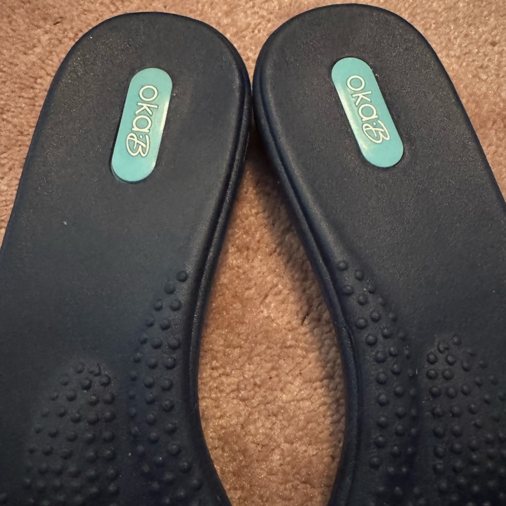 OKA b. NAVY Sandals with White Patterned Bow - Picture 2 of 5